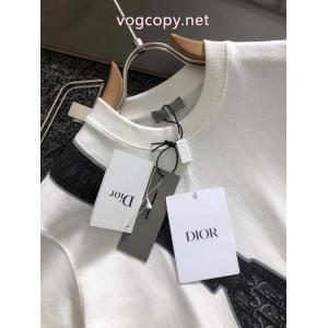Diorのロゴ入り斜め掛け鞍バッグプリントデザインゆったり白Tシャツ