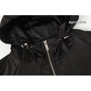 Diorの胸のアルファベットロゴが全面にプリントされたパッチワークのジャンパー