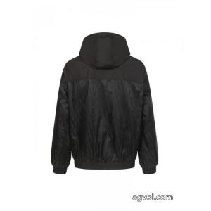 Diorの胸のアルファベットロゴが全面にプリントされたパッチワークのジャンパー
