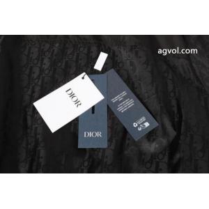 Diorの胸のアルファベットロゴが全面にプリントされたパッチワークのジャンパー