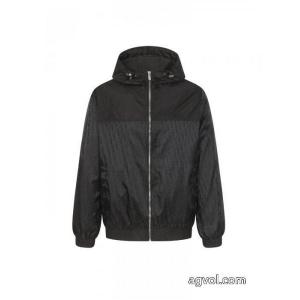Diorの胸のアルファベットロゴが全面にプリントされたパッチワークのジャンパー