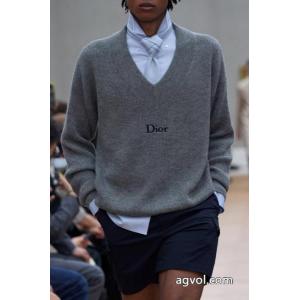 diorアルファベットロゴVネックニットセーター