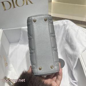 シーンで活躍する 新作入荷定番 飽きの来ないブランド 偽物Dior バッグ.