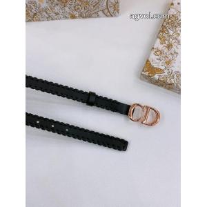ディオール今年らしい着こなし 夏に通勤などに大活躍 今年の春夏コーデに活躍するベルトブランド フェイク..