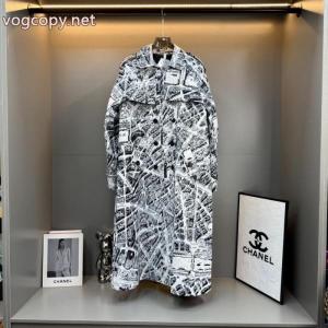 DIORディオールの爆発的なモデルがパリの地図建築要素を襲うデジタルプリントのロングジャケット