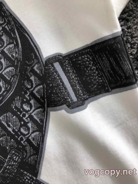 Diorのロゴ入り斜め掛け鞍バッグプリントデザインゆったり白Tシャツ 1