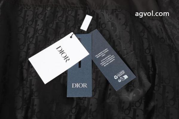 Diorの胸のアルファベットロゴが全面にプリントされたパッチワークのジャンパー 2