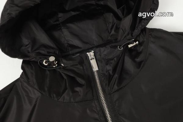 Diorの胸のアルファベットロゴが全面にプリントされたパッチワークのジャンパー 3
