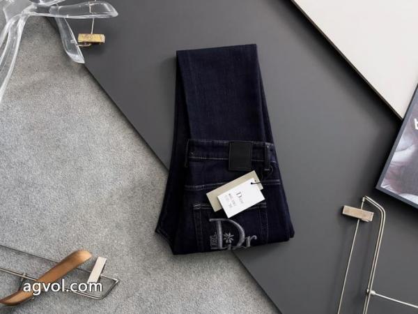 DIOR通販 ブランド高級感の漂う逸品 最安値に挑戦 高級感溢れるジーンズ 1