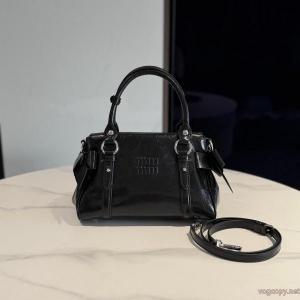 MIUMIUバッグ抜け感のあるスタイルが完成 人気アイテム 今年発売偽物 ブランド 激安..