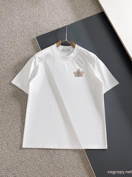 ディオール2026新発売コーナー最新半袖丸首Tシャツハイエンドオーダーデザインがスタイリッシュ！刺繍ブランドのロゴ工芸はハイエンドのカスタム生地を設計した。手触りが柔らかい着心地がよいコーナークラスの精緻な車線細工が細かい上半身の効果は無敵 0 